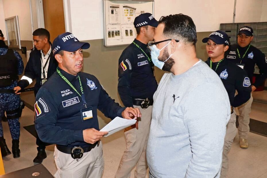 El colombiano Dabinsson Niño Meyer, durante su proceso de extradición a Estados Unidos, en Bogotá. Las autoridades colombianas extraditaron por primera vez a EU a un ciudadano del país sudamericano por distribuir fentanilo entre 2017 y 2019 en los estados de Pennsylvania y Nueva York, informó la policía. Foto: EFE