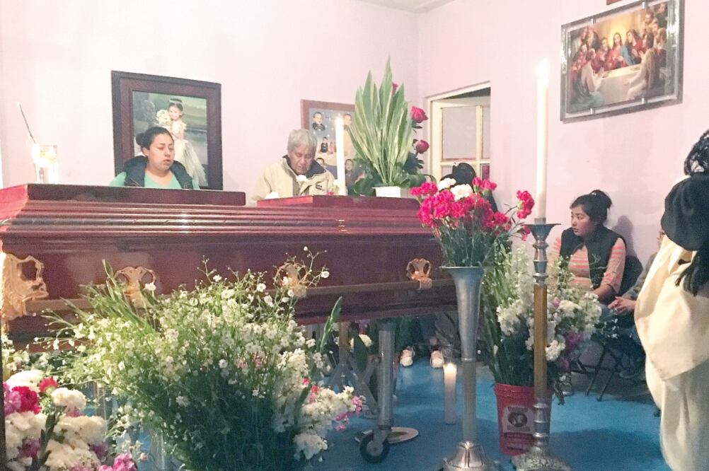 El funeral de César, de 44 años, se realizó en su hogar. A sus hijos más pequeños se les explicó que no verían más a su papá. Hoy por la mañana, sus restos se despedirán en una misa, antes de ir a parar al sepulcro. Foto: VALENTE ROSAS. EL UNIVERSAL