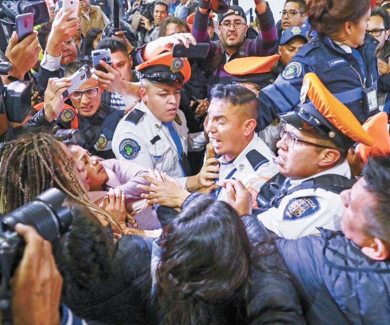 Padres de niños con cáncer se enfrentaron con policías en el Aeropuerto Internacional de la Ciudad de México para demandar medicinas para sus hijos. DIEGO SIMÓN SÁNCHEZ. EL UNIVERSAL