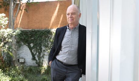 Enrique Krauze llama a los jóvenes a votar con conciencia, a través de un mensaje en redes sociales