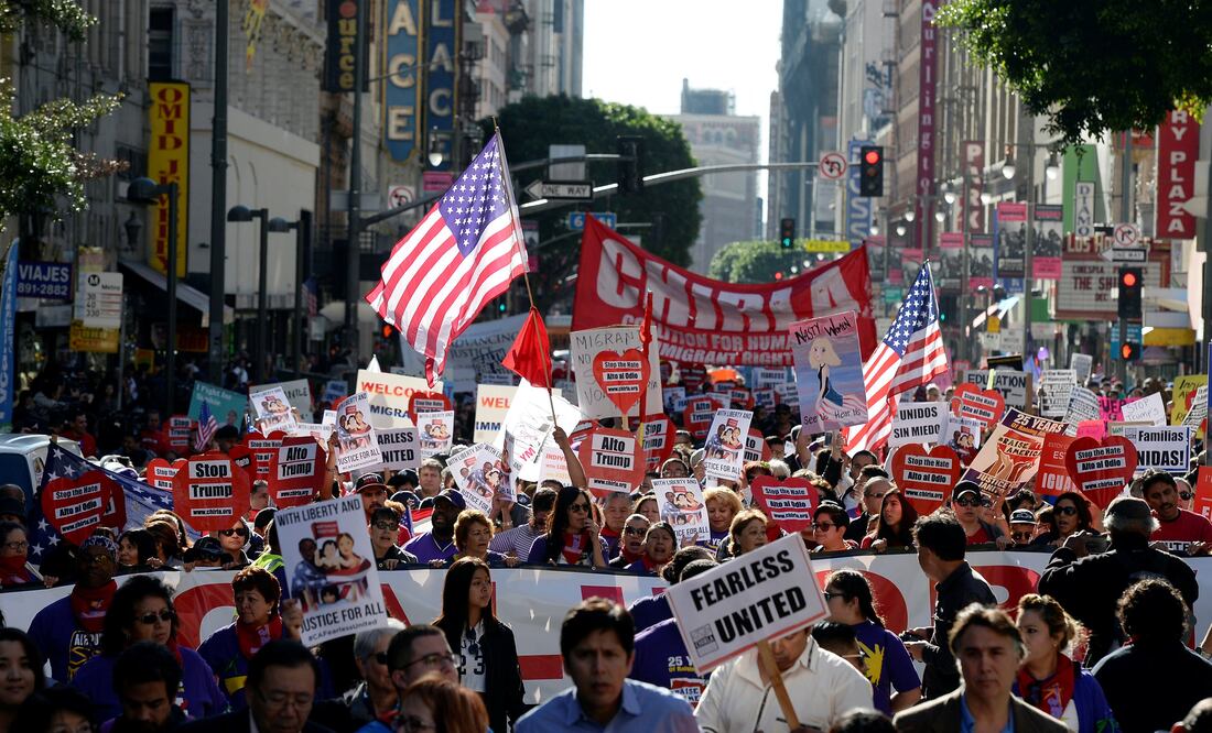 Con una enorme pancarta que decía “California valientes y unidos”, la marcha atrajo a miembros del Sindicato Internacional de Empleados de los Servicios y a estudiantes (Foto: Reuters)