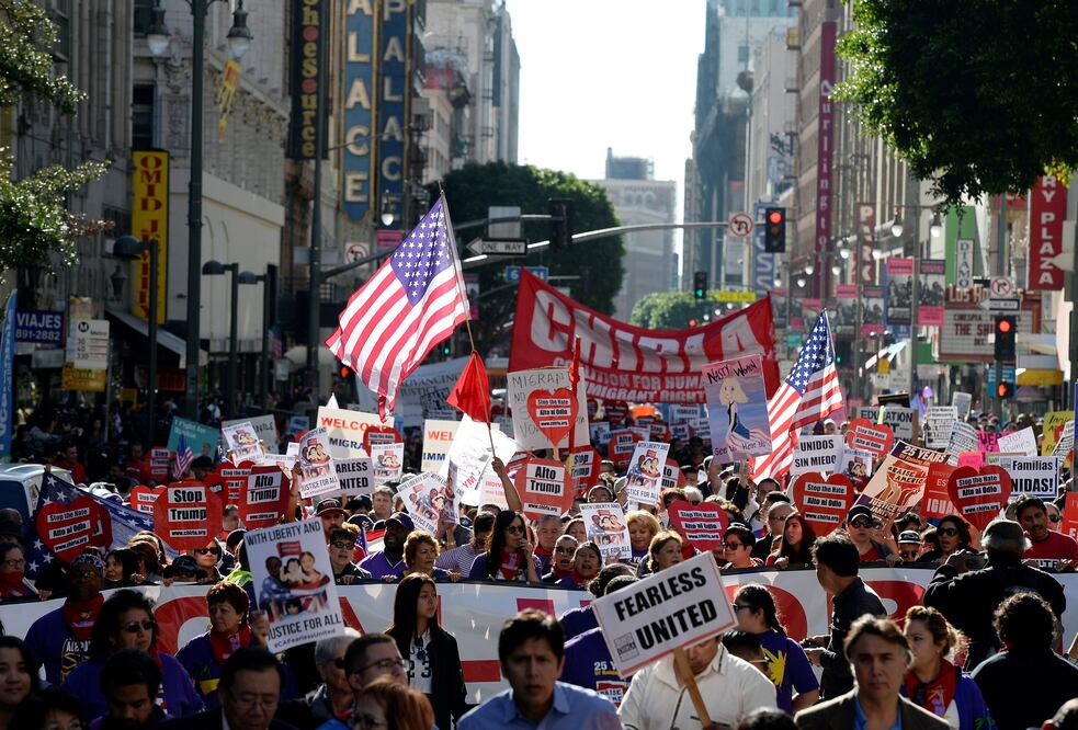 Con una enorme pancarta que decía “California valientes y unidos”, la marcha atrajo a miembros del Sindicato Internacional de Empleados de los Servicios y a estudiantes (Foto: Reuters)