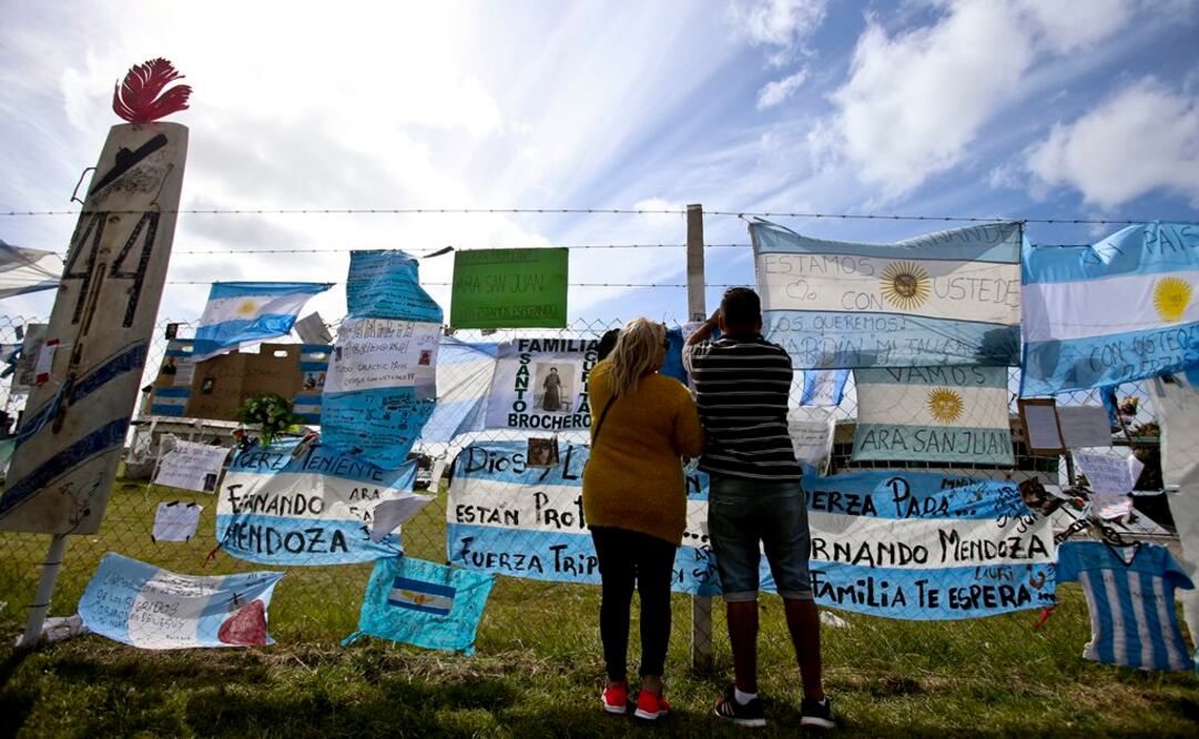 Amigos y familiares de los tripulantes del submarino desaparecido colocan una bandera cerca de la base naval en Mar de Plata, Argentina (Foto: AP)