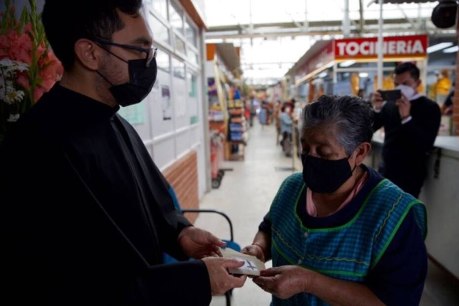 Religiosos católicos celebran el miércoles de ceniza en calles y mercados