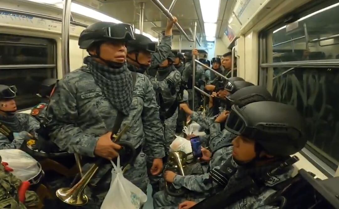 Elementos de la Guardia Nacional llegan en Metro para participar en el desfile cívico militar 2024. Foto: Guardia Nacional