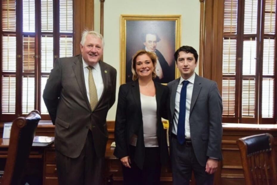 Firman Maru Campos y Greg Abbott acuerdo para agilizar el cruce vehicular en la frontera