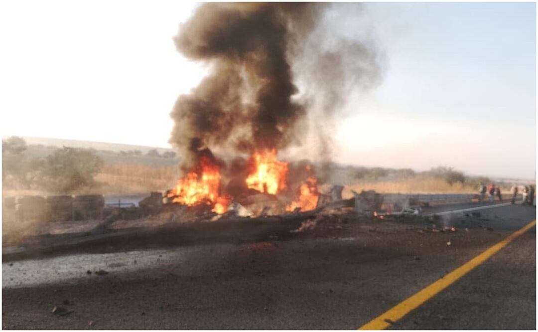 Un conductor murió cuando su tractocamión volcó y posteriormente se incendió incendiado en carretera San Juan-Encarnación (30/11/2024). Foto: Especial