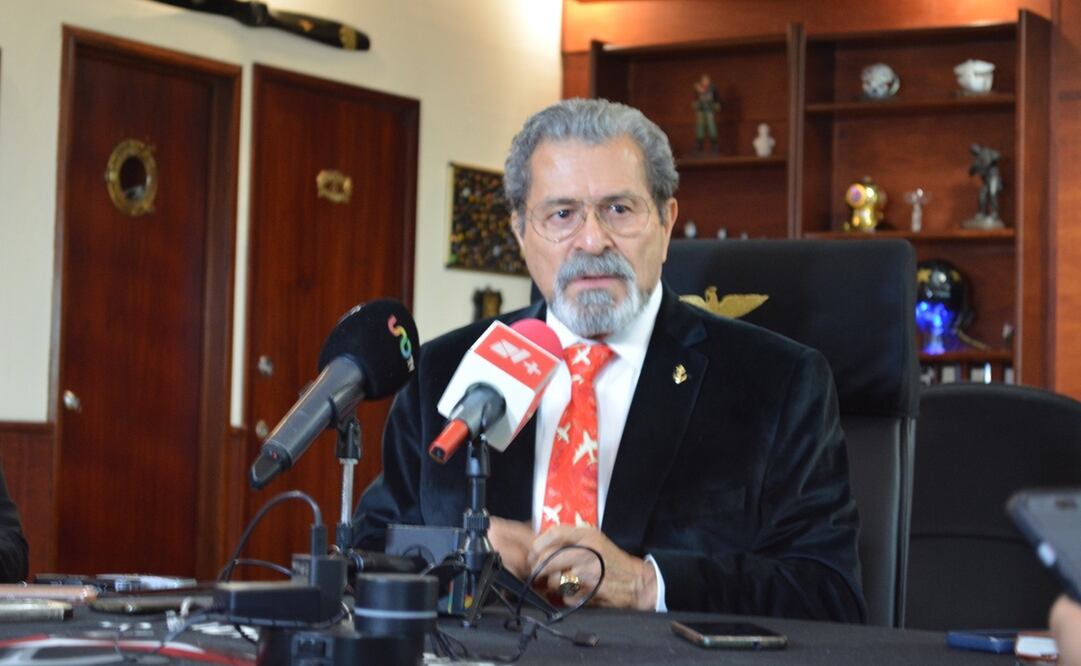 El vicealmirante, Carlos Velázquez Tiscareño, recordó que tampoco prosperó su propuesta para que el dinero que se recauda de la Tarifa de Uso de Aeropuerto (TUA) se le regresara al AICM, no para mantenimiento sino para nuevas instalaciones completas. Foto: Especial.