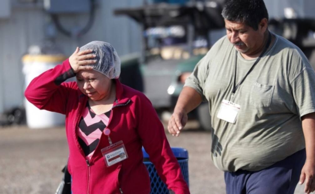 Detienen a 680 migrantes tras redada en planta de alimentos de Mississippi