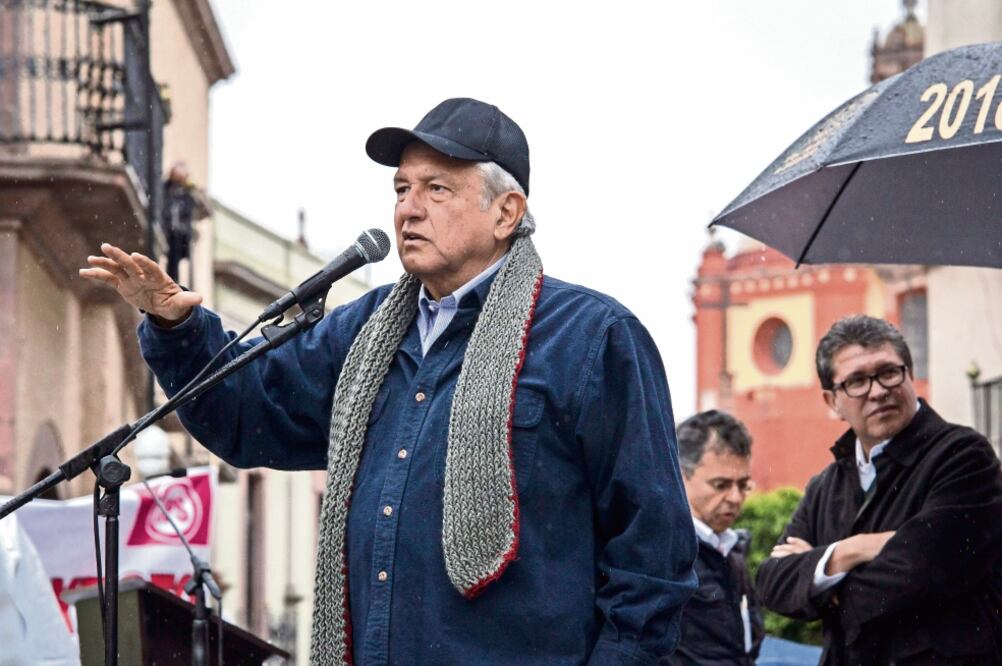 Andrés Manuel López Obrador, precandidato de Morena, PES y PT, se reunió con militantes de su partido en Querétaro a pesar de la lluvia y el frío. (DEMIÁN CHÁVEZ. EL UNIVERSAL)