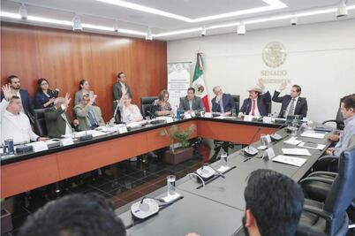 Aspirantes a la CRE chocan con senadores en comparecencia  