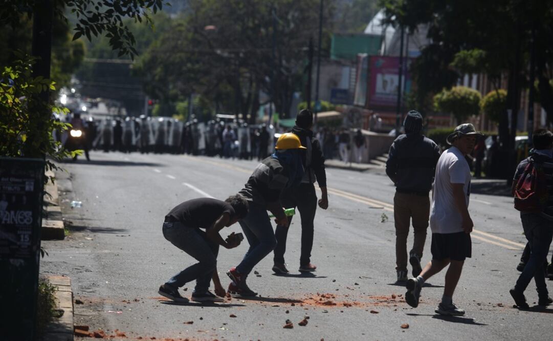 Estudiantes de la Universidad Michoacana se enfrentaron con el Movimiento de Alumnos Rechazados para recuperar las instalaciones de la Facultad de Medicina.