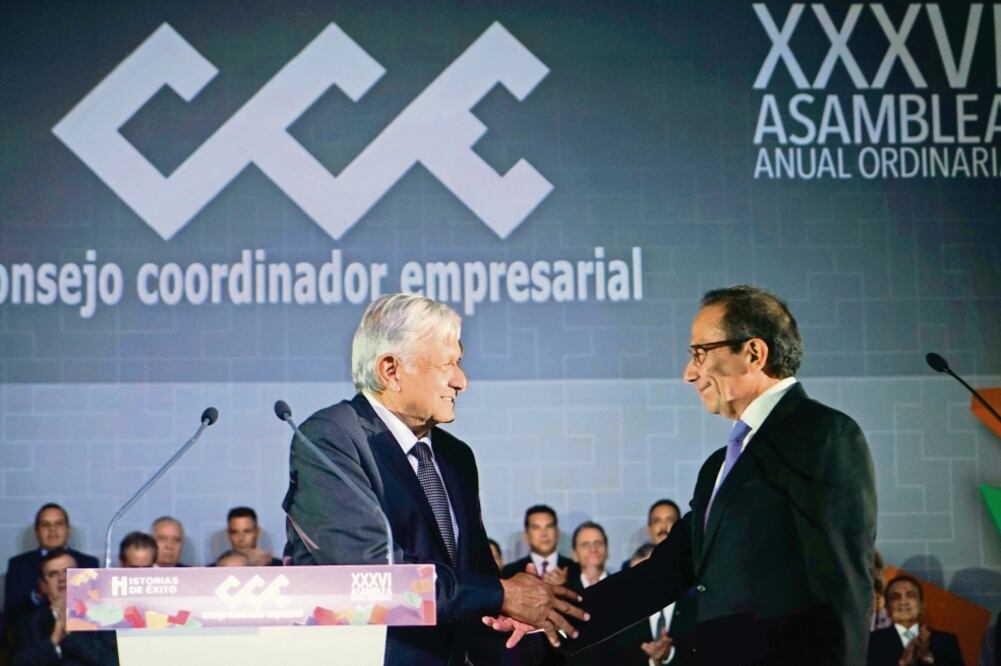 Andrés Manuel López Obrador saluda a Carlos Salazar, quien asume como nuevo presidente del Consejo Coordinador Empresarial (CCE). (CORTESÍA)