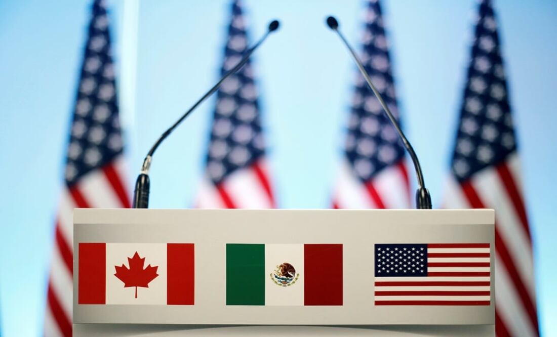 The flags of Canada, Mexico and the U.S. are seen on a lectern - Photo: Edgard Garrido/REUTERS