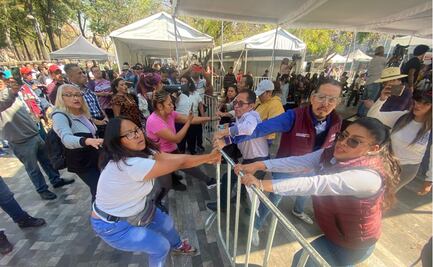 Colectivos feministas protestan previo a mitin de Clara Brugada en Bellas Artes; mueven de lugar el evento