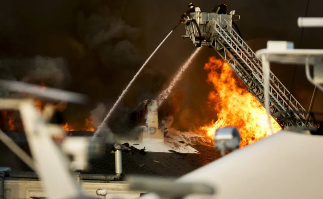 Los bomberos combaten un incendio en el campus de la Universidad del Sur de Florida, el sábado 2 de mayo de 2026, en Saint Petersburg, Florida. Foto: AP