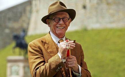 Isabel II otorga título de caballero a John Hurt