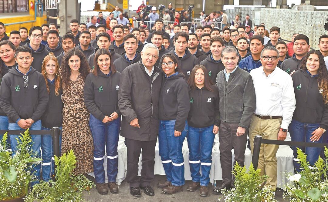 El presidente Andrés Manuel López Obrador entregó recomendaciones firmadas por él a egresados del programa Jóvenes Construyendo el Futuro. Foto: PRESIDENCIA