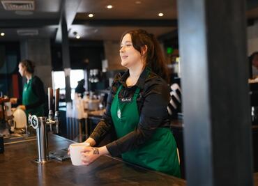 Huelga en Starbucks: nuevo código de vestimenta, la razón por la que baristas protestan; acusan que no hay "libertad de expresión"