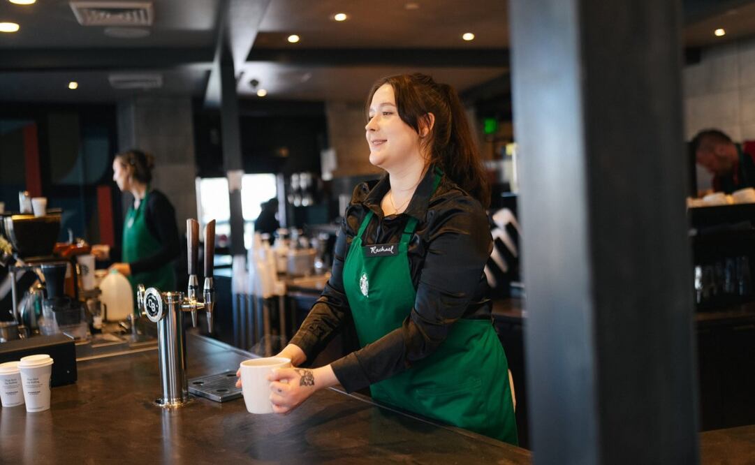 Bajo el código de vestimenta anterior, los baristas podían usar una gama más amplia de colores oscuros y camisas estampadas. Foto: Starbucks
