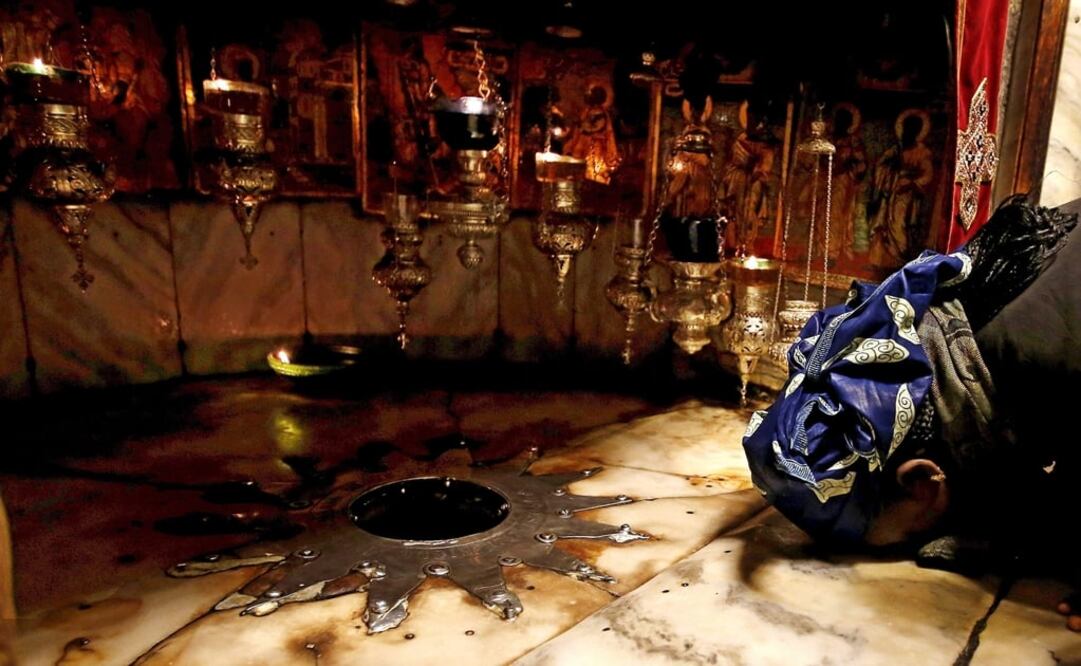 Una mujer besa el suelo junto a la estrella sagrada, donde tradicionalmente se cree que nació Jesús de Nazaret, en la Basílica de la Natividad. Foto: Archivo