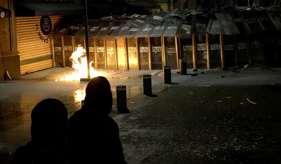 Marcha por el aniversario de la desaparición de 43 normalistas de Ayotzinapa. El bloque negro vandaliza y saquea joyerías en el Centro Histórico, con la perdida cerca de 35 millones de pesos. Foto: Cuartoscuro.com archivo/EL UNIVERSAL