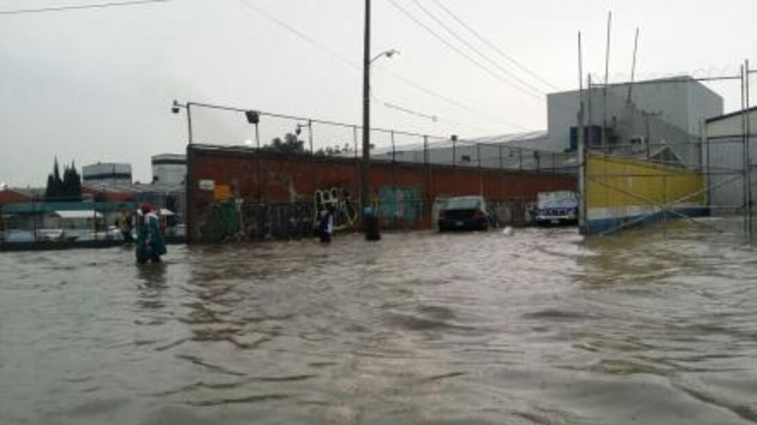 Salieron de inundación en Tultitlán en tráiler