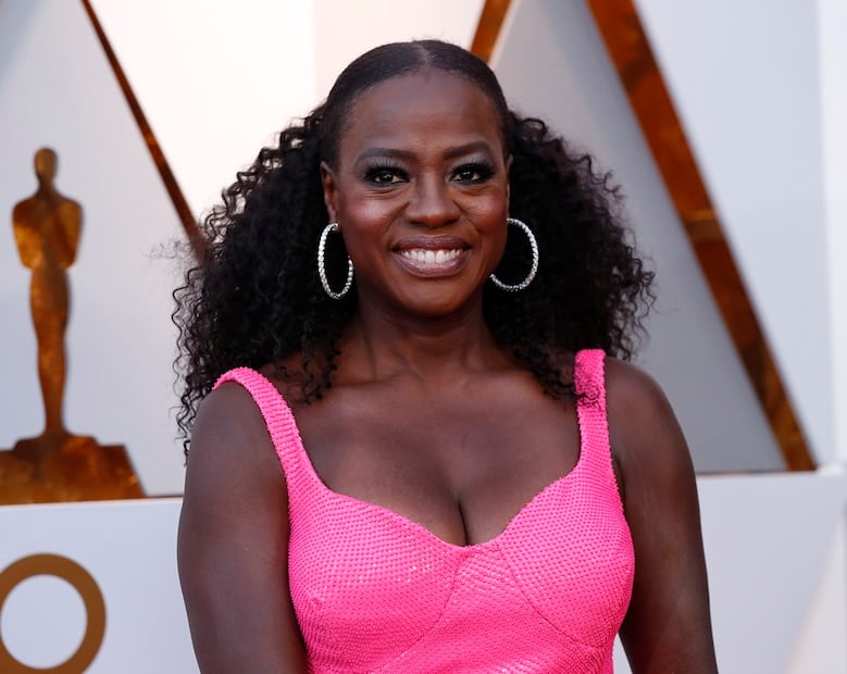 Viola Davis en un Michael Kors a su llegada en la alfombra roja de los Oscars 2019 (REUTERS)