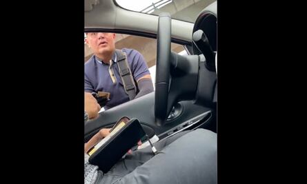 Video. Policía de Edomex sin uniforme intenta detener a chofer colombiano; lo separan de funciones