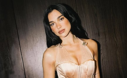 Dua Lipa luce shorts de mezclilla y botas vaqueras, ¡outfit de primavera!