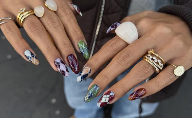Uñas “argyle sweater”: la tendencia cozy que dominará el invierno