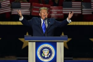 Trump promete 5 mil dólares a los ciudadanos si los republicanos ganan en noviembre. ¿Es legal? ¿Es factible?