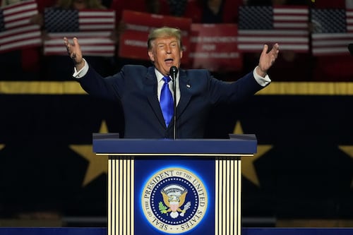 Trump promete 5 mil dólares a los ciudadanos si los republicanos ganan en noviembre. ¿Es legal? ¿Es factible?