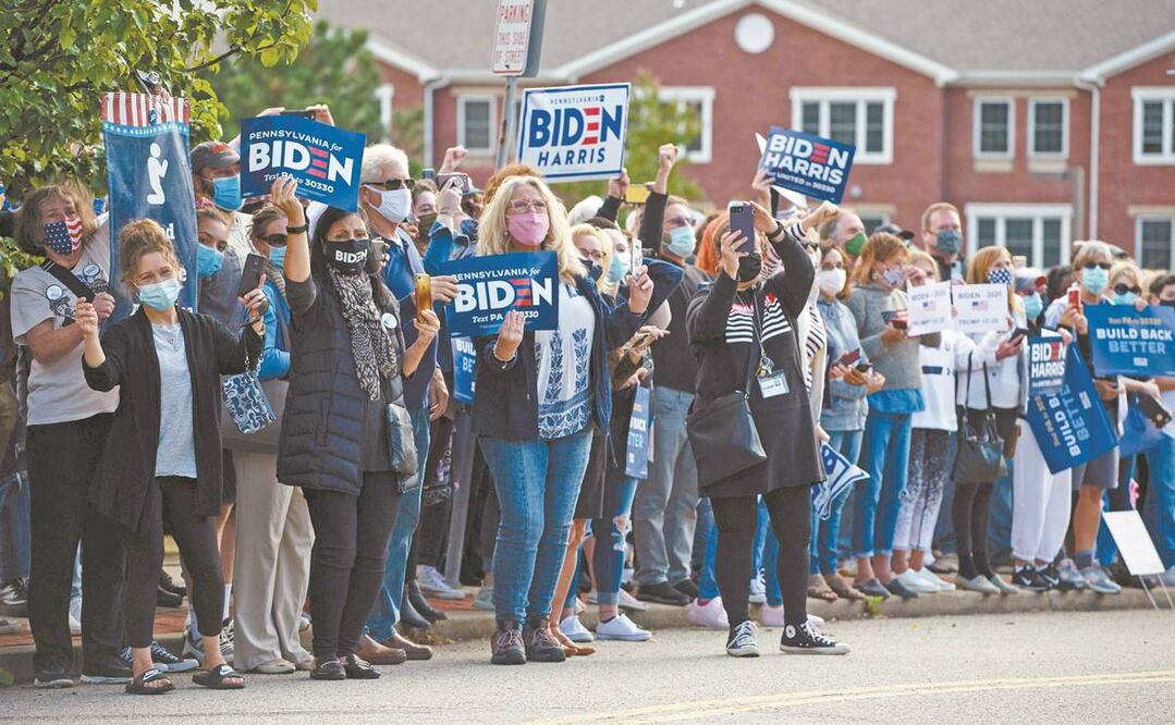 Simpatizantes del candidato presidencial demócrata, Joe Biden, lanzan porras a la llegada de éste a un mitin en Greensburg, Pennsylvania. Foto: ROBERTO SCHMIDT. AFP
