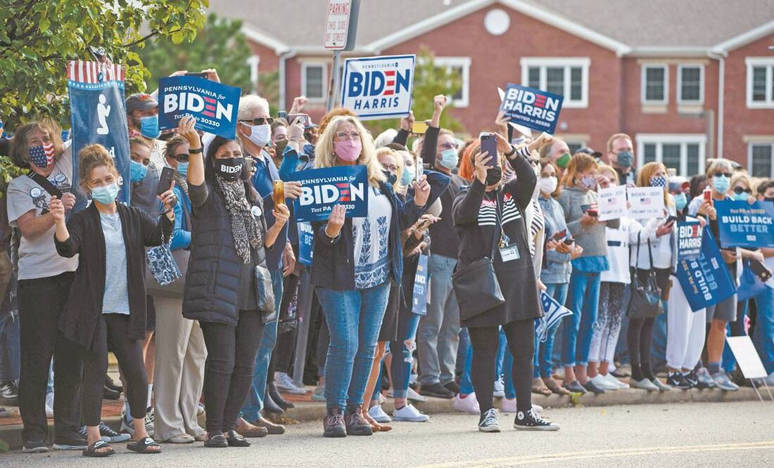 Simpatizantes del candidato presidencial demócrata, Joe Biden, lanzan porras a la llegada de éste a un mitin en Greensburg, Pennsylvania. Foto: ROBERTO SCHMIDT. AFP