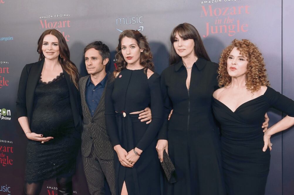 García Bernal con el elenco de Mozart in the Jungle, serie de televisión de Amazon en la que actúa y graba en Nueva York (AP)