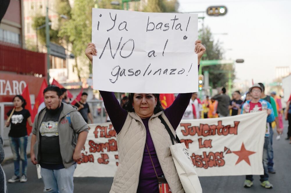 Se defienden. En los mensajes que se transmitirán, el PRD asegura que es una mentira que el alza a las gasolinas sea la única opción. (ARCHIVO EL UNIVERSAL)