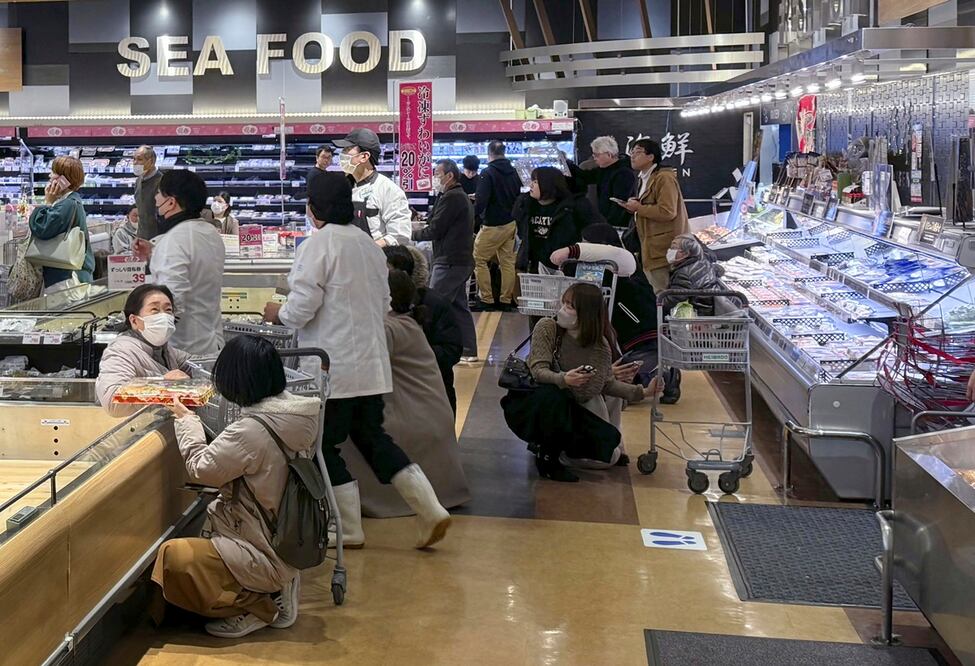 Los clientes se agachan tras un terremoto en un supermercado en Toyama, Japón, el domingo 1 de enero de 2024. Foto: AP