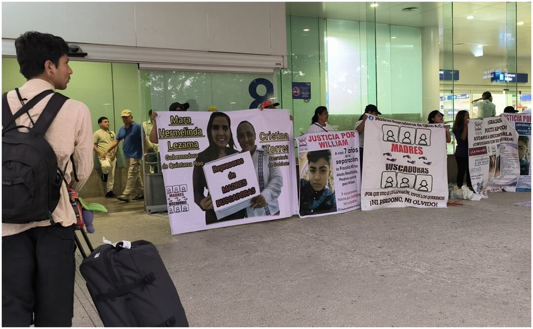 Madres buscadoras realizan un plantón indefinido en el Aeropuerto Internacional de Cancún; exigen avances en caso de joven secuestrado en 2017. Foto: Adriana Varillas / EL UNIVERSAL