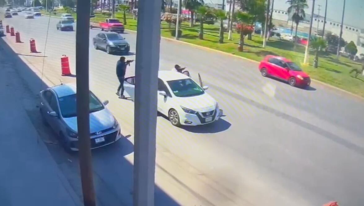El hecho fue captado por una cámara de seguridad en el periférico Ejército Mexicano. Foto: Captura de pantalla