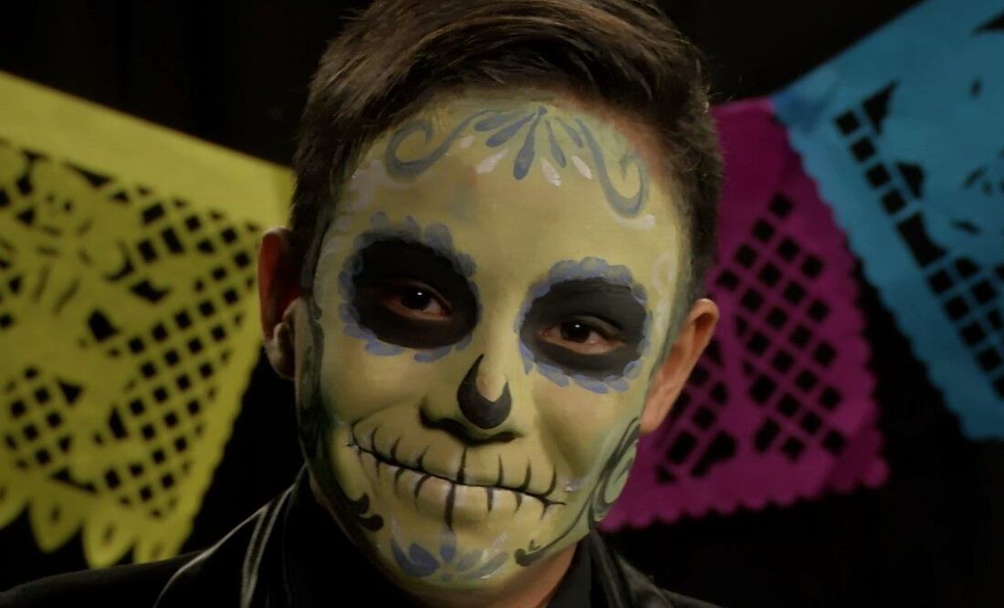 Every year, people get their Day of the Dead face makeup done by professional makeup artists in Reforma avenue - Photo: Gretel Morales/ EL UNIVERSAL in English