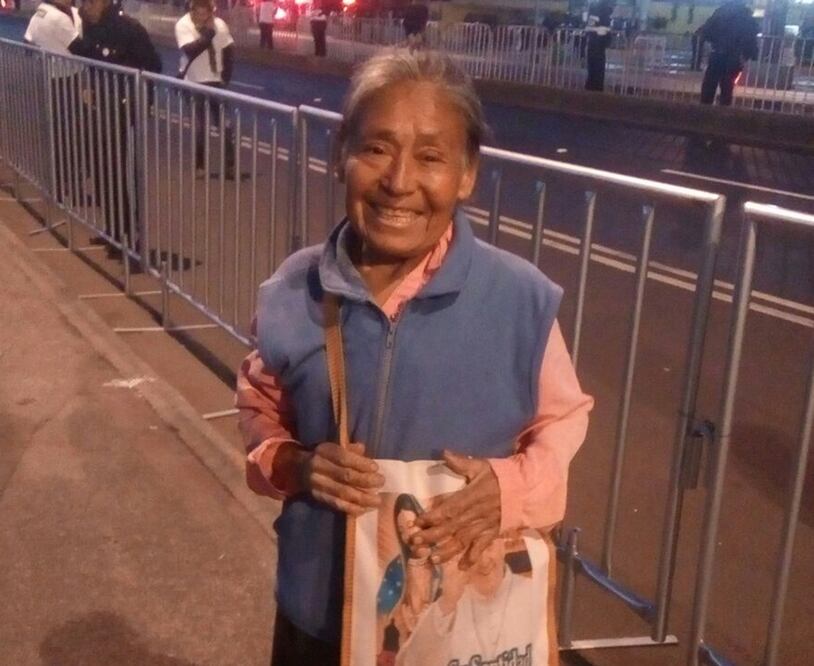 Doña Guadalupe ha pernoctado en las calles aledañas desde el jueves, pues no tiene donde quedarse (EDUARDO HERNÁNDEZ)