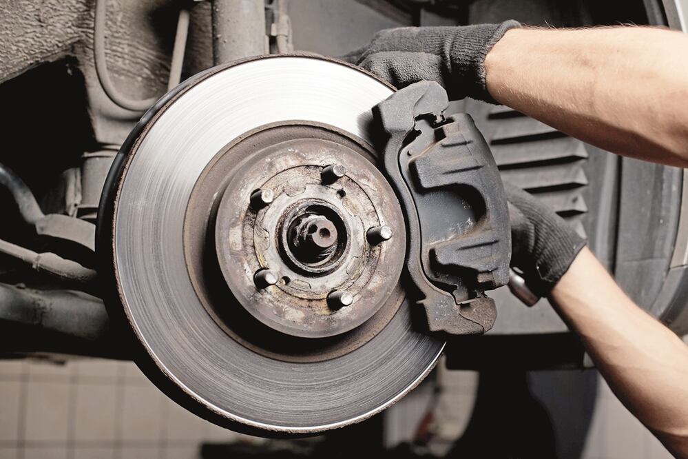 La causa principal en el fallo de los frenos es la falta de líquido en el sistema y el sobrecalentamiento de los discos, es importante revisarlos frecuentemente. Foto: 