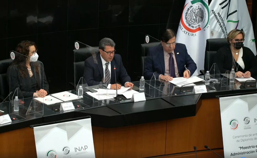 Monreal participó en la entrega de diplomas de los posgrados “Doctorado y Maestría en Administración Pública por el INAP y Maestría en Derecho por la UNAM”. Foto: Captura de pantalla