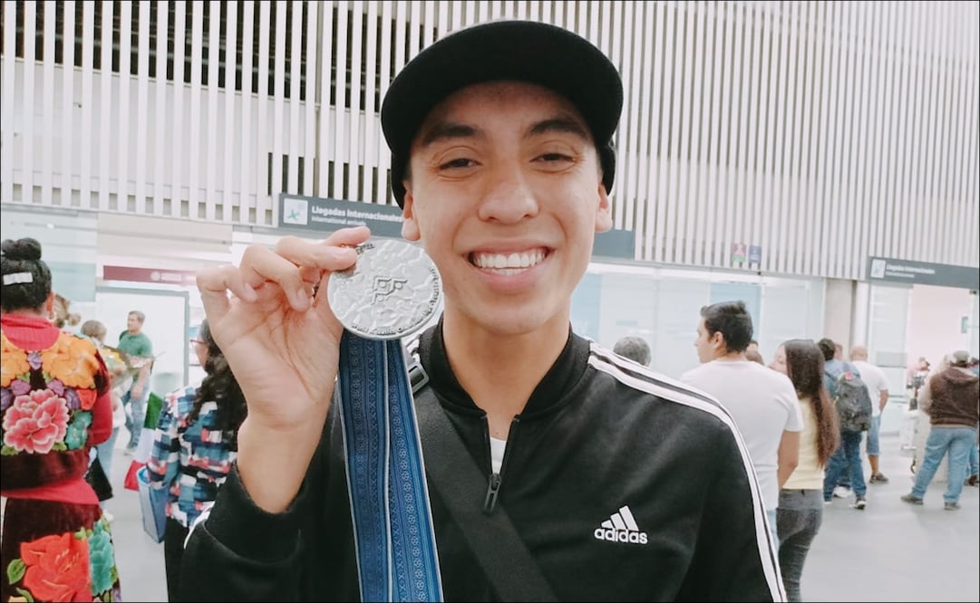 Diego Villalobos toma con “orgullo” la responsabilidad de ser pionero varonil en la natación artística / FOTO: Arturo Sanguino