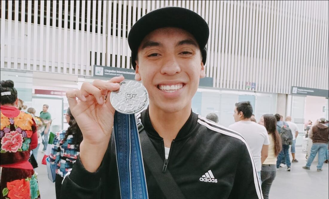 Diego Villalobos toma con “orgullo” la responsabilidad de ser pionero varonil en la natación artística / FOTO: Arturo Sanguino