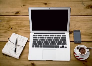 Por qué no debes cargar tu celular en una computadora