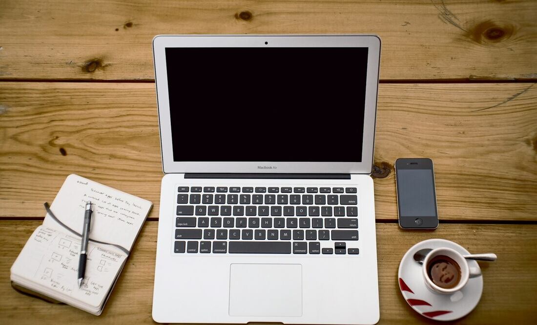 Estos son los riesgos de cargar tu celular con tu computadora. Foto: Unsplash