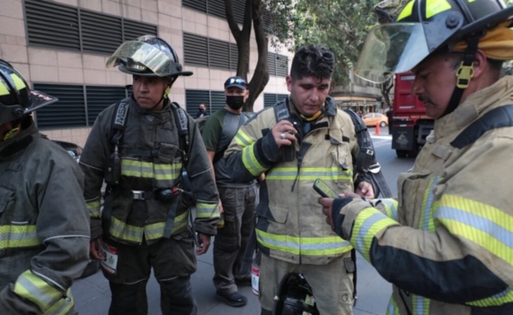"En sus marcas, ¿listos?..." bomberos corren la Torre Reforma en carrera vertical