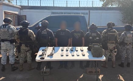 Detienen a 2 por portación de armas y reporte de robo en Sinaloa; confiscan armas automáticas y chalecos tácticos